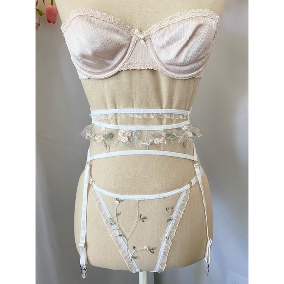 ❣️Sold❣️Floral Garter Belt & Thong Set - Picture 6 of 11